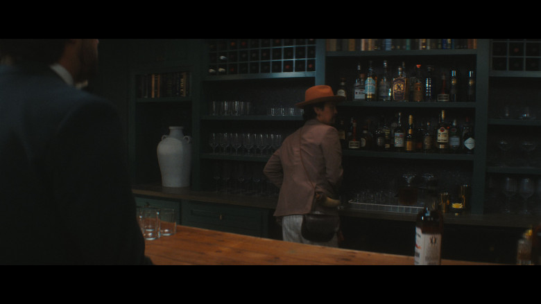 El Llano Tequila, Don Julio Tequila, Shackleton Whisky, Tito's Vodka, Bacardi, Tanqueray and Hendrick's Gin in The Afterparty S02E07 "Ulysses" (2023) - 390330