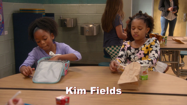 Honest Kids and Mott's Juices in The Upshaws S04E03 "Forbidden Fruit" (2023) - 393024