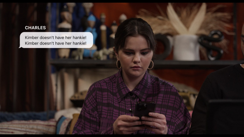 Apple iPhone Smartphone of Selena Gomez as Mabel Mora in Only Murders in the Building S03E03 "Grab Your Hankies" (2023) - 389746