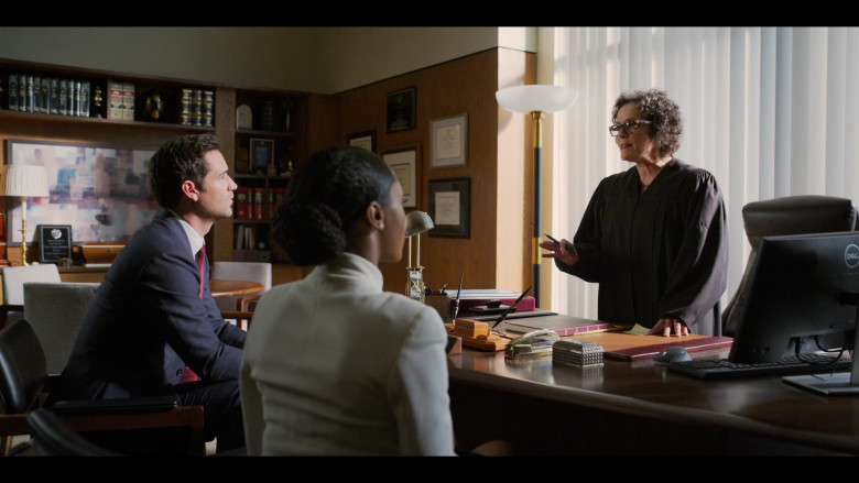Dell Monitor in The Lincoln Lawyer S02E09 "The Fifth Witness" (2023) - 387101