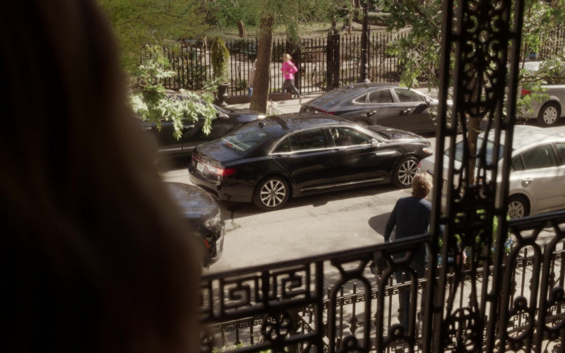 Lincoln Continental Car in And Just Like That... S02E11 "The Last Supper Part Two: Entree" (2023)
