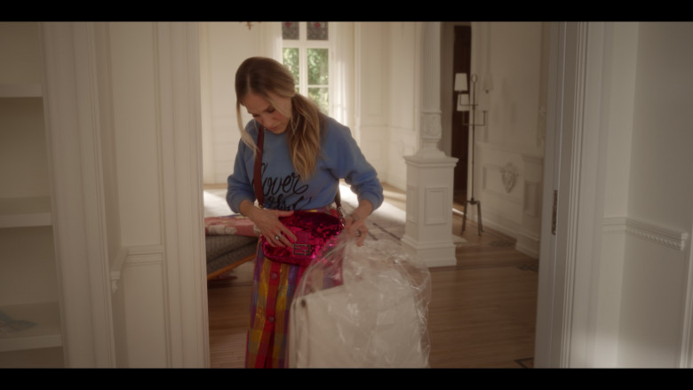 Fendi Red Sequin Bag of Sarah Jessica Parker as Carrie Bradshaw in And Just Like That... S02E10 "The Last Supper Part One: Appetizer" (2023) - 391103
