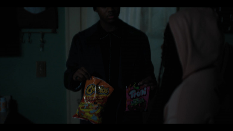Cheetos Snack and Trolli Squiggles Sour Gummy Candy in The Chi S06E03 "House Party" (2023) - 392568