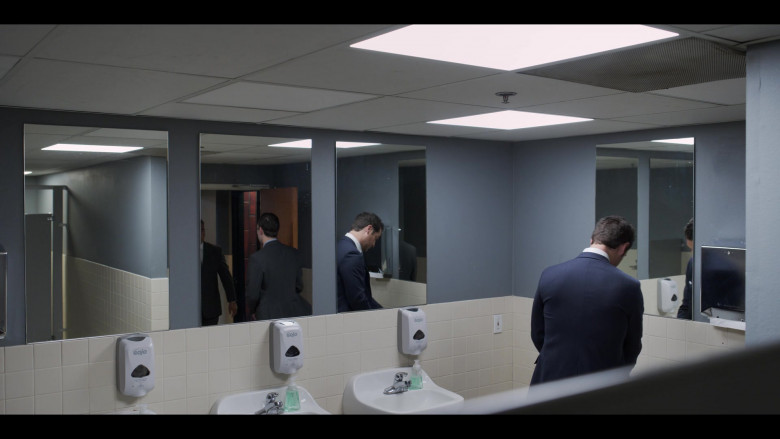Gojo Soap Dispensers in The Lincoln Lawyer S02E07 "Cui Bono" (2023) - 387021