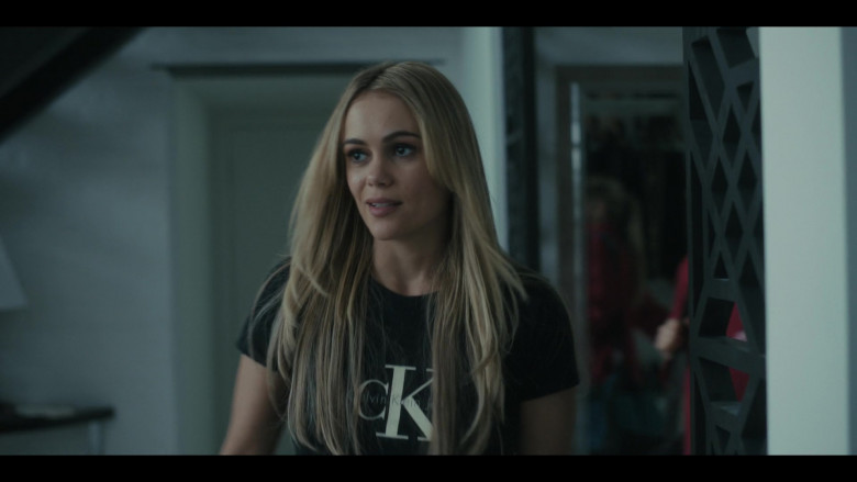 Calvin Klein T-Shirt Worn by  Dina Shihabi as Britt Hufford in Painkiller S01E01 "The One to Start With, The One to Stay With" (2023) - 388338