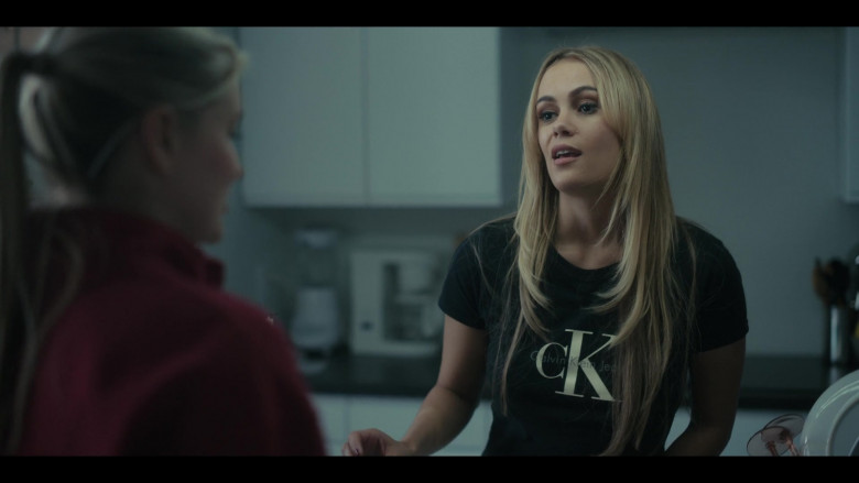 Calvin Klein T-Shirt Worn by  Dina Shihabi as Britt Hufford in Painkiller S01E01 "The One to Start With, The One to Stay With" (2023) - 388339