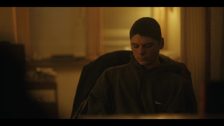 Nike Hoodie in Painkiller S01E05 "Hot! Hot! Hot!" (2023) - 388493