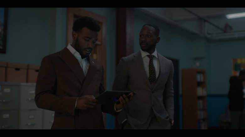 Apple iPad Tablet in The Chi S06E01 "New Chi City" (2023) - 387509