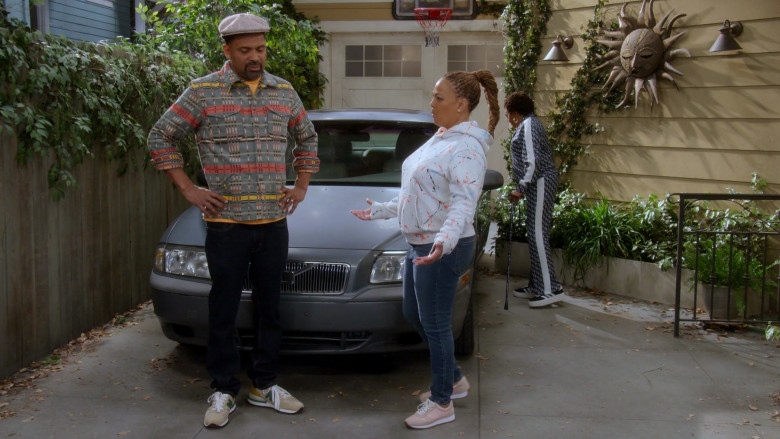New Balance Men's Sneakers of Mike Epps as Bernard "Bennie" Upshaw Sr. in The Upshaws S04E06 "Auto Motives" (2023) - 393553