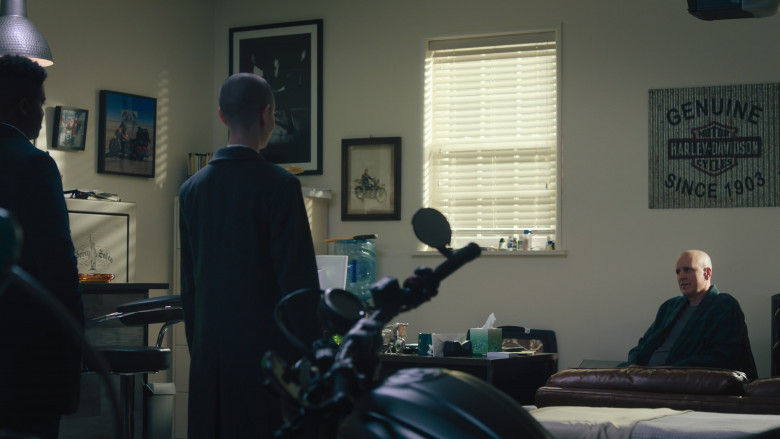 Kleenex Tissues and Harley-Davidson Poster in Billions S07E01 "Tower of London" (2023) - 389179