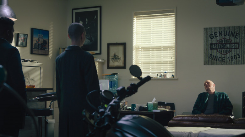 Kleenex Tissues and Harley-Davidson Poster in Billions S07E01 "Tower of London" (2023) - 389180