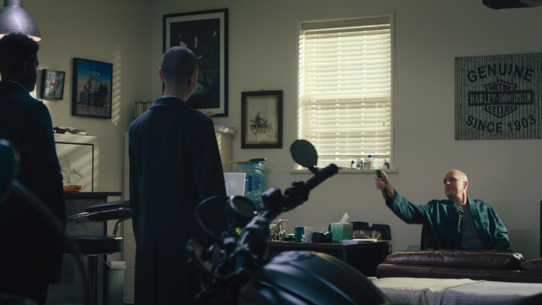 Kleenex Tissues and Harley-Davidson Poster in Billions S07E01 "Tower of London" (2023) - 389182