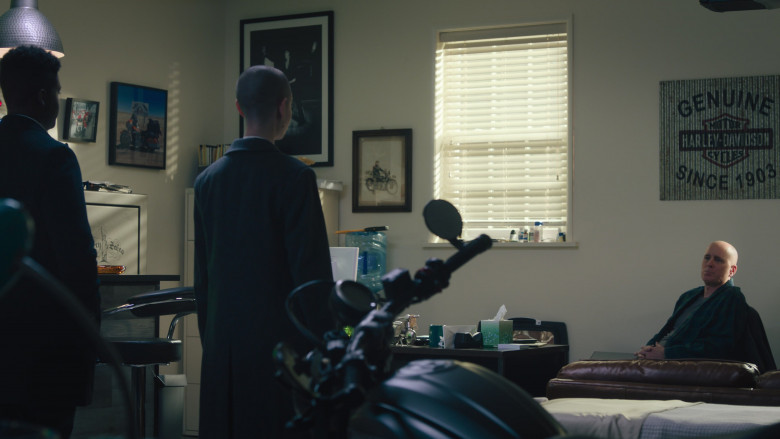 Kleenex Tissues and Harley-Davidson Poster in Billions S07E01 "Tower of London" (2023) - 389184