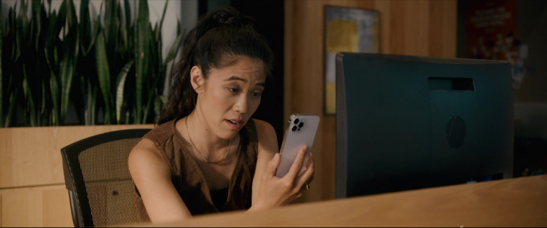 Apple iPhone Smartphone of Christine Lee as Shay in Puppy Love (2023) - 391372