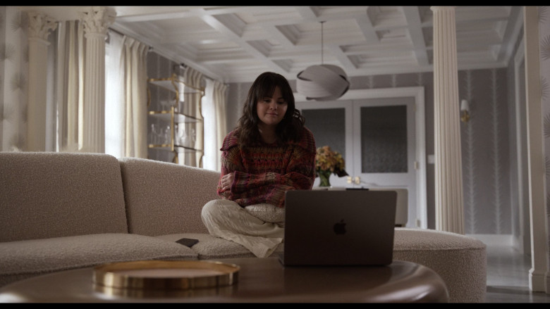 Apple MacBook Laptop Used by Selena Gomez as Mabel Mora in Only Murders in the Building S03E02 "The Beat Goes On" (2023) - 387785