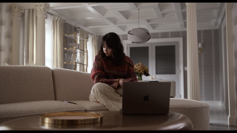 Apple MacBook Laptop Used by Selena Gomez as Mabel Mora in Only Murders in the Building S03E02 "The Beat Goes On" (2023) - 387786