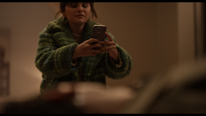 Apple iPhone Smartphone of Selena Gomez as Mabel Mora in Only Murders in the Building S03E02 "The Beat Goes On" (2023) - 387782