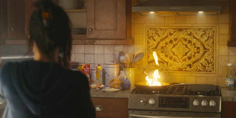 Pearl Milling Company and PAM Cooking Spray in Harlan Coben's Shelter S01E01 "Pilot" (2023) - 392277