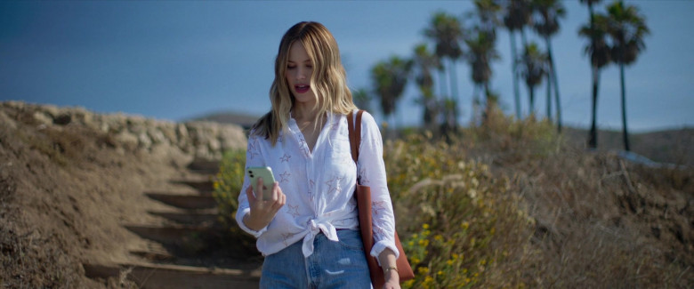 Apple iPhone Smartphone of Halston Sage as Abby in The List (2023) - 394729