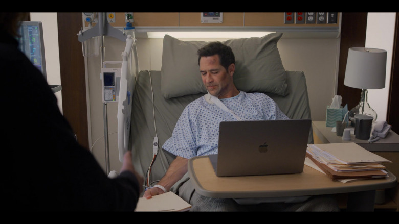 Apple MacBook Laptop Used by Manuel Garcia-Rulfo as Mickey Haller in The Lincoln Lawyer S02E06 "Withdrawal" (2023) - 386933