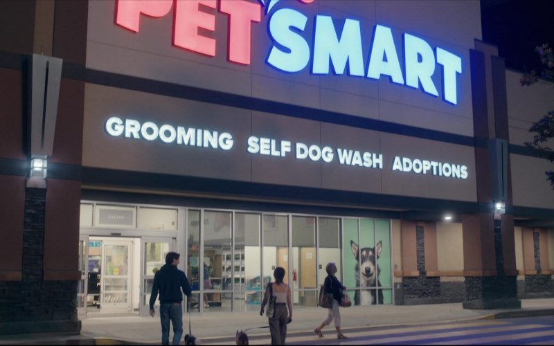 PetSmart Superstore in Puppy Love (2023)