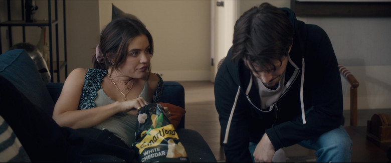 Smartfood White Cheddar Popcorn Enjoyed by Lucy Hale as Nicole Matthew in Puppy Love (2023) - 391792