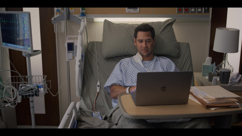 Apple MacBook Laptop Used by Manuel Garcia-Rulfo as Mickey Haller in The Lincoln Lawyer S02E06 "Withdrawal" (2023) - 386934