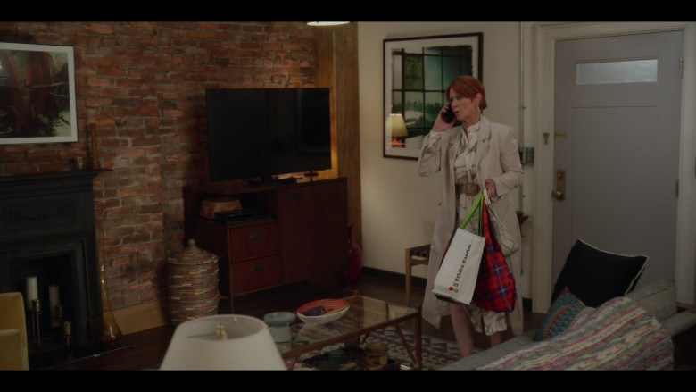 Stop & Shop Supermarket company bag in And Just Like That... S02E09 "There Goes the Neighbourhood" (2023) - 388650