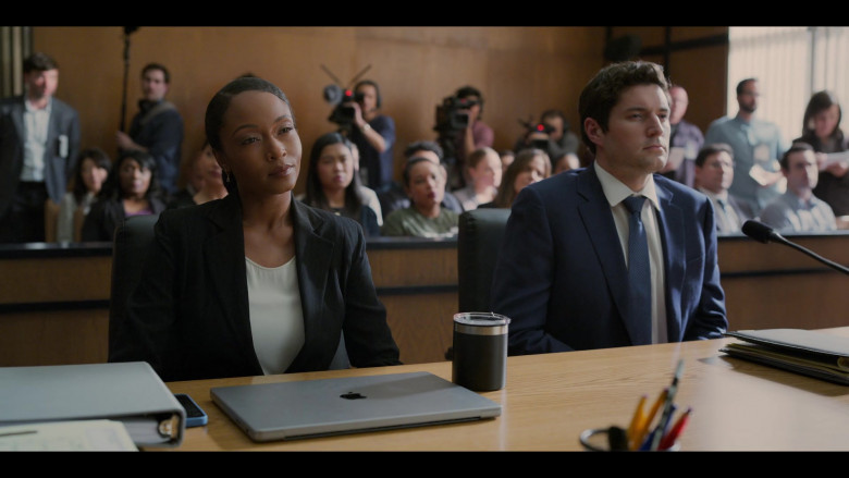 Apple MacBook Laptop in The Lincoln Lawyer S02E10 "Bury Your Past" (2023) - 387144