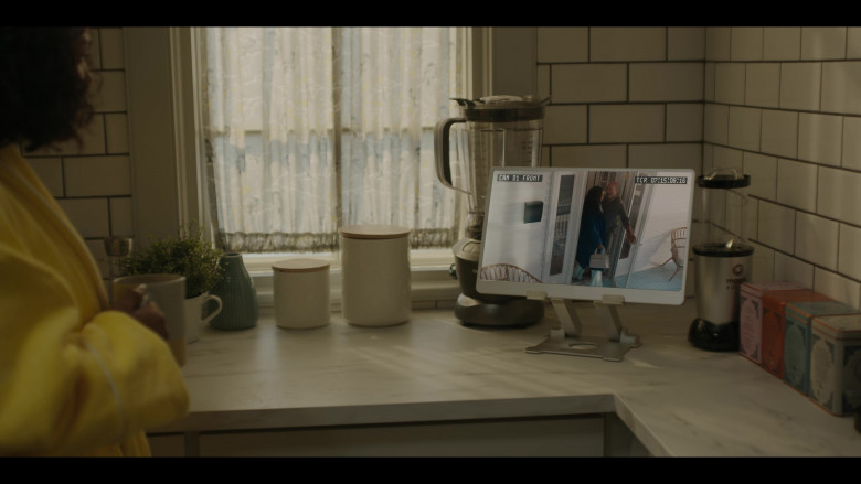 Magic Bullet Blender and Harney & Sons Fine Teas in The Chi S06E01 "New Chi City" (2023) - 387524