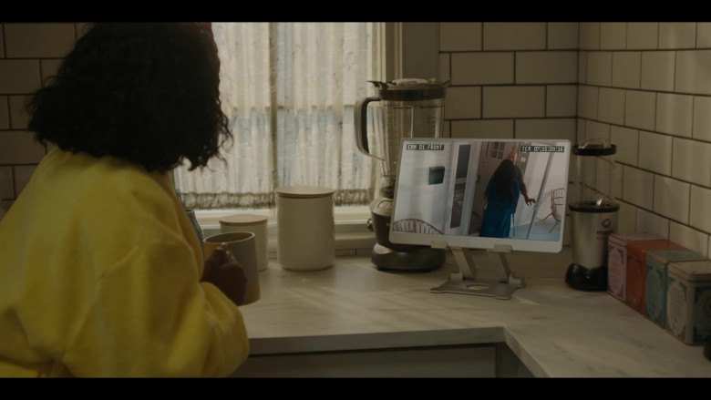 Magic Bullet Blender and Harney & Sons Fine Teas in The Chi S06E01 "New Chi City" (2023) - 387525