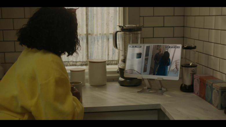Magic Bullet Blender and Harney & Sons Fine Teas in The Chi S06E01 "New Chi City" (2023) - 387526