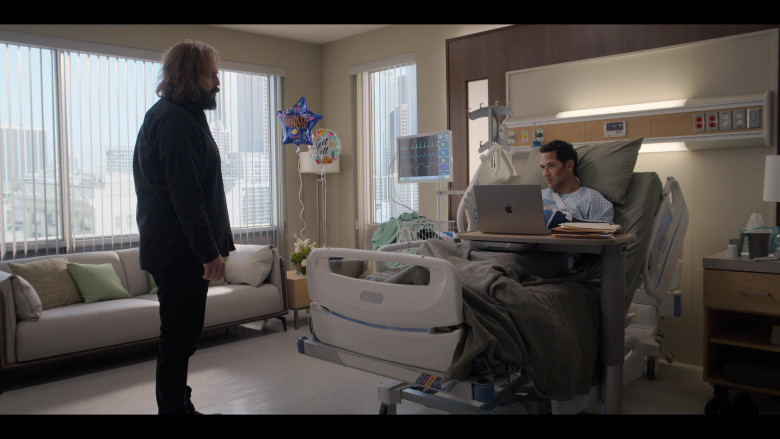 Apple MacBook Laptop Used by Manuel Garcia-Rulfo as Mickey Haller in The Lincoln Lawyer S02E06 "Withdrawal" (2023) - 386935