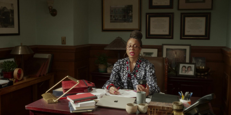 Apple MacBook Laptop Used by Karen Pittman as Dr. Nya Wallace in And Just Like That... S02E11 "The Last Supper Part Two: Entree" (2023) - 395225