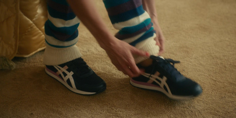 Asics Sneakers in Physical S03E05 "Like Crazy" (2023) - 395135