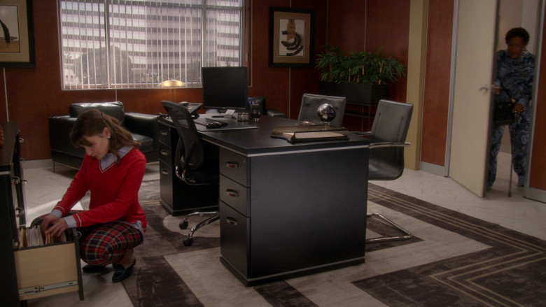 Dell Monitor in The Upshaws S04E02 "Need Change" (2023) - 392855