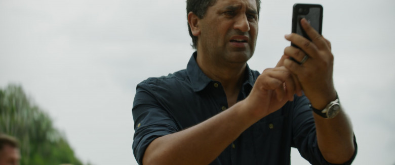 Apple iPhone Smartphone of Cliff Curtis as James "Mac" Mackreides in Meg 2: The Trench (2023) - 395626
