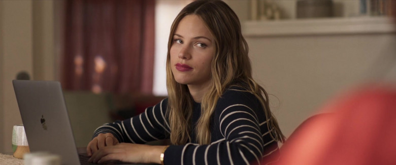 Apple MacBook Laptop of Halston Sage as Abby in The List (2023) - 394782