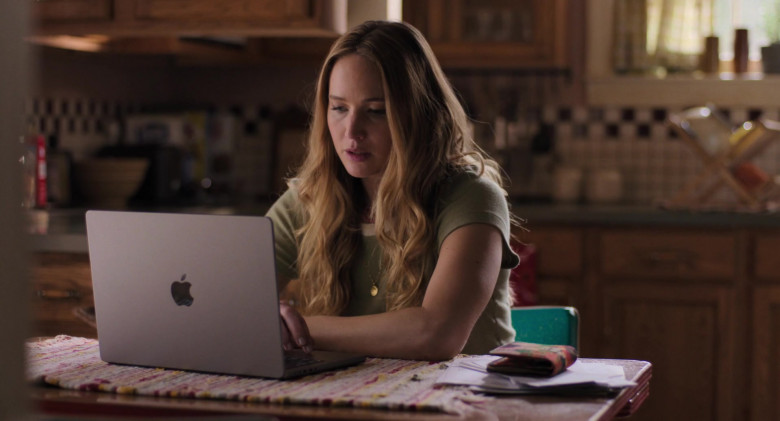 Apple MacBook Laptop Used by Jennifer Lawrence as Maddie Barker in No Hard Feelings (2023) - 387863