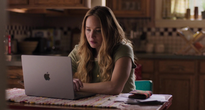 Apple MacBook Laptop Used by Jennifer Lawrence as Maddie Barker in No Hard Feelings (2023) - 387864