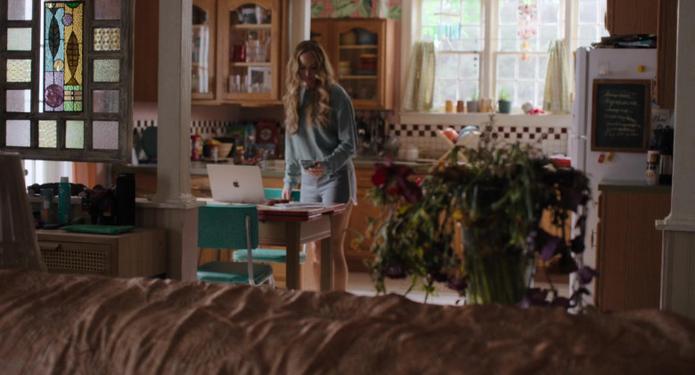 Apple MacBook Laptop Used by Jennifer Lawrence as Maddie Barker in No Hard Feelings (2023) - 387866