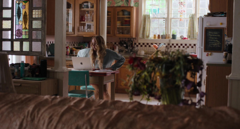 Apple MacBook Laptop Used by Jennifer Lawrence as Maddie Barker in No Hard Feelings (2023) - 387868