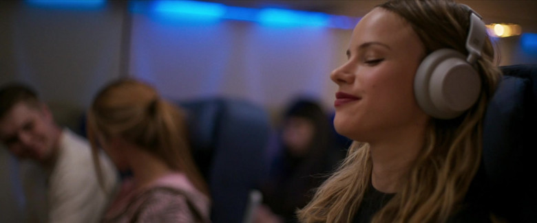 Microsoft Surface Headphones of Halston Sage as Abby in The List (2023) - 394901