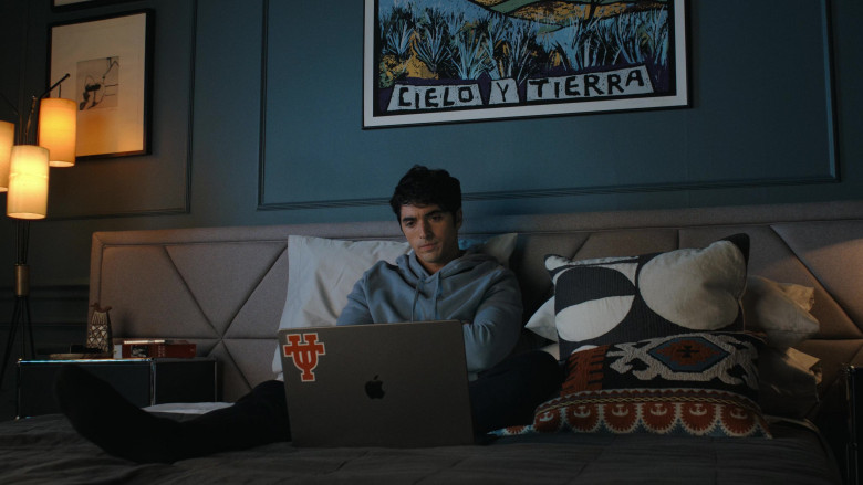 Apple MacBook Pro Laptop Used by Taylor Zakhar Perez as Alex Claremont-Diaz in Red, White & Royal Blue (2023) - 388839