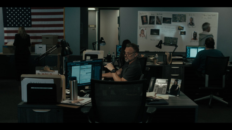 Dell Monitor and Cisco Phone in Justified: City Primeval S01E07 "The Smoking Gun" (2023) - 395073