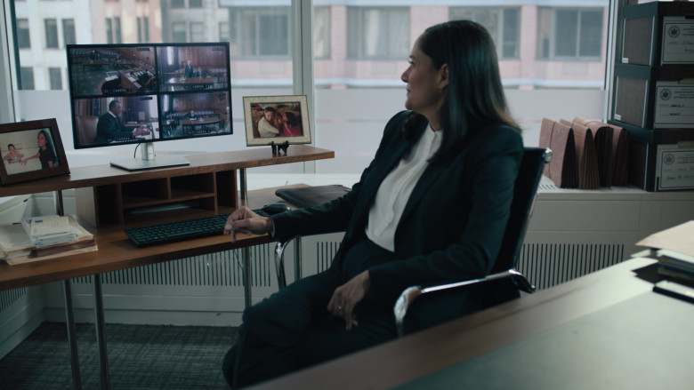 Dell Monitor and Keyboard in Billions S07E01 "Tower of London" (2023) - 389134