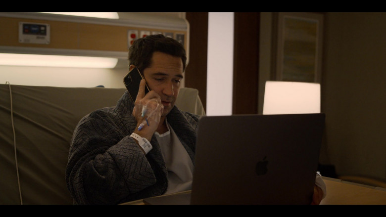 Apple MacBook Laptop Used by Manuel Garcia-Rulfo as Mickey Haller in The Lincoln Lawyer S02E06 "Withdrawal" (2023) - 386936