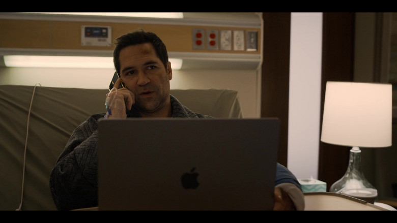 Apple MacBook Laptop Used by Manuel Garcia-Rulfo as Mickey Haller in The Lincoln Lawyer S02E06 "Withdrawal" (2023) - 386937