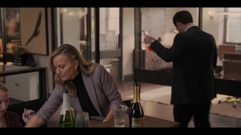 Krug Champagne in The Lincoln Lawyer S02E10 "Bury Your Past" (2023) - 387169