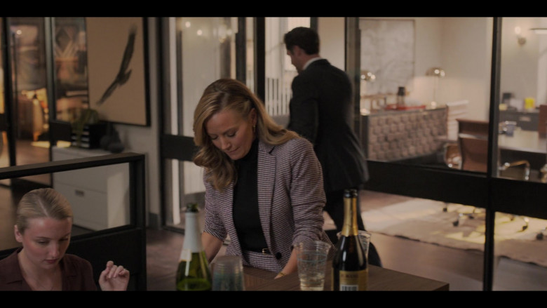 Krug Champagne in The Lincoln Lawyer S02E10 "Bury Your Past" (2023) - 387170